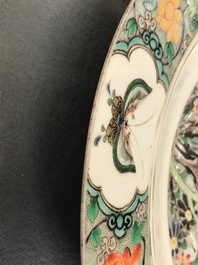 Un plat en porcelaine de Chine famille verte &agrave; d&eacute;cor de papillons et fleurs, Kangxi