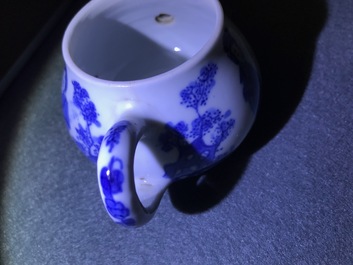 Een paar Chinese blauw-witte theepotten met 'Lange Lijzen', 'Qing Yu Tang Zhi' merk, Kangxi