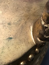 Un br&ucirc;le-parfum tripod en bronze dor&eacute;, marque de Qianlong, 19/20&egrave;me