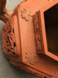 Une th&eacute;i&egrave;re couverte en gr&egrave;s de Yixing, Chine, Kangxi
