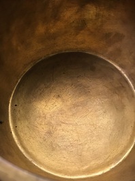 Un br&ucirc;le-parfum tripod en bronze dor&eacute;, marque de Qianlong, 19/20&egrave;me