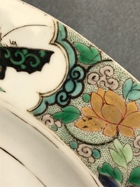 Un plat en porcelaine de Chine famille verte &agrave; d&eacute;cor de papillons et fleurs, Kangxi