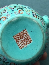 Une th&eacute;i&egrave;re en porcelaine de Chine famille rose &agrave; fond turquoise, marque de Jiaqing, R&eacute;publique, 20&egrave;me