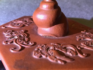 Een grote Chinese Yixing steengoed theepot met reli&euml;fdecor, Kangxi