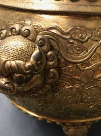 Un br&ucirc;le-parfum tripod en bronze dor&eacute;, marque de Qianlong, 19/20&egrave;me