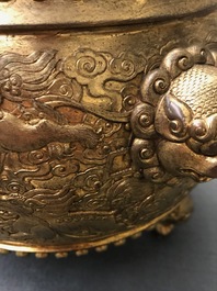 Un br&ucirc;le-parfum tripod en bronze dor&eacute;, marque de Qianlong, 19/20&egrave;me