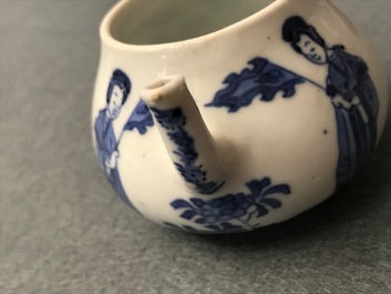 Een paar Chinese blauw-witte theepotten met 'Lange Lijzen', 'Qing Yu Tang Zhi' merk, Kangxi