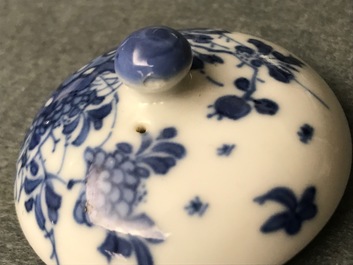 Een paar Chinese blauw-witte theepotten met 'Lange Lijzen', 'Qing Yu Tang Zhi' merk, Kangxi