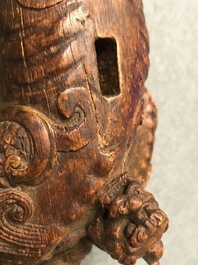 Un groupe en bois sculpt&eacute; figurant un kylin et son petit, Chine, 19/20&egrave;me