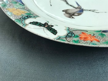 Un plat en porcelaine de Chine famille verte &agrave; d&eacute;cor de papillons et fleurs, Kangxi