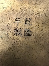 Un br&ucirc;le-parfum tripod en bronze dor&eacute;, marque de Qianlong, 19/20&egrave;me