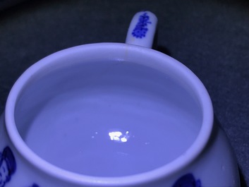 Een paar Chinese blauw-witte theepotten met 'Lange Lijzen', 'Qing Yu Tang Zhi' merk, Kangxi