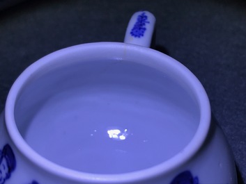 Une paire de th&eacute;i&egrave;res en porcelaine de Chine bleu et blanc, marque 'Qing Yu Tang Zhi', Kangxi