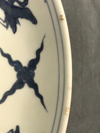 Een Chinese blauw-witte schotel met kraanvogels, 'fui gui chang ming' merk, Jiajing