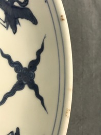 Un plat en porcelaine de Chine bleu et blanc &agrave; d&eacute;cor de grues, marque 'fui gui chang ming', Jiajing