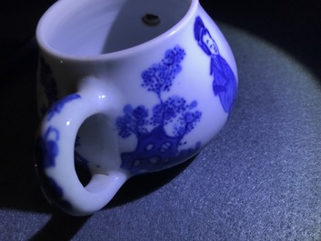 Een paar Chinese blauw-witte theepotten met 'Lange Lijzen', 'Qing Yu Tang Zhi' merk, Kangxi