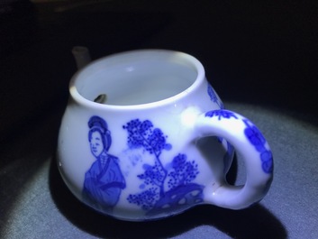 Une paire de th&eacute;i&egrave;res en porcelaine de Chine bleu et blanc, marque 'Qing Yu Tang Zhi', Kangxi