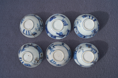 Zes Chinese blauw-witte koppen en zeven schotels met verguld decor, Kangxi/Yongzheng