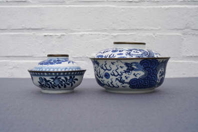 Deux bols couverts en porcelaine de Chine 'Bleu de Hue' pour le Vietnam, 19&egrave;me