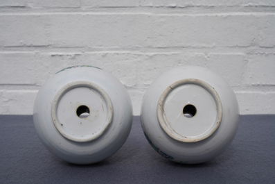 Une paire de vases de forme bouteille en porcelaine de Chine famille rose, Yongzheng