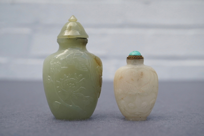 Twee Chinese snuifflessen in witte en celadon jade in Mogoolse stijl, 19e eeuw