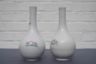Une paire de vases de forme bouteille en porcelaine de Chine famille rose, Yongzheng