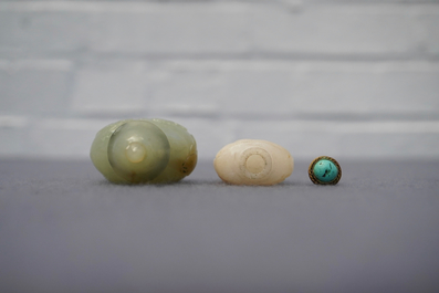 Twee Chinese snuifflessen in witte en celadon jade in Mogoolse stijl, 19e eeuw