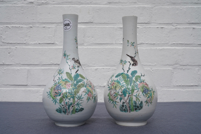 Une paire de vases de forme bouteille en porcelaine de Chine famille rose, Yongzheng