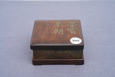 Een vierkante Chinese 'duan' inktsteen met gegraveerd houten deksel en voet, 19/20e eeuw