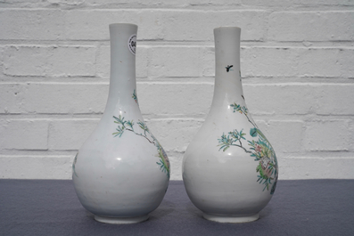 Une paire de vases de forme bouteille en porcelaine de Chine famille rose, Yongzheng