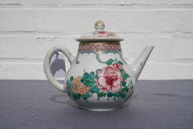 Une th&eacute;i&egrave;re couverte en porcelaine de Chine famille rose &agrave; d&eacute;cor floral, Yongzheng