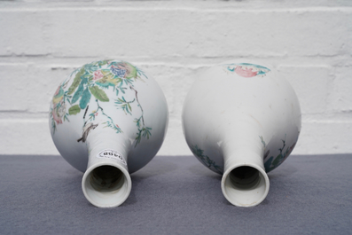 Une paire de vases de forme bouteille en porcelaine de Chine famille rose, Yongzheng