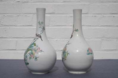 Une paire de vases de forme bouteille en porcelaine de Chine famille rose, Yongzheng