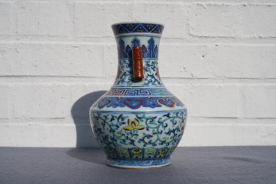 Un vase 'hu' en porcelaine de Chine doucai, marque de Qianlong, 19/20&egrave;me