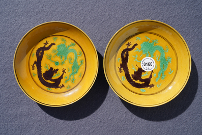 Een paar Chinese borden met draken in groen en aubergine op gele fondkleur, Tongzhi merk en wellicht periode