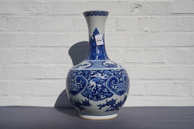 Een Chinese blauw-witte flesvormige vaas met dansers op florale fond, 19e eeuw