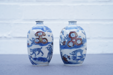 Une paire de tabati&egrave;res en porcelaine de Chine bleu, blanc et rouge, marque de Yongzheng, 19&egrave;me