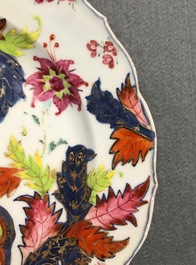 Vijf stukken Chinees famille rose porselein met 'pseudo tabaksbladeren' decor, Qianlong