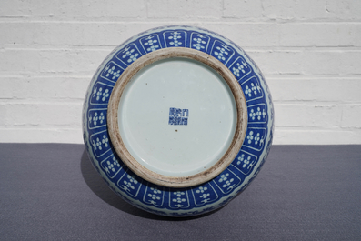 Un vase 'hu' en porcelaine de Chine bleu, blanc et rouge de cuivre, marque de Qianlong, 19/20&egrave;me
