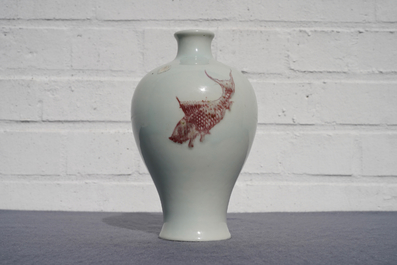 Een Chinese meiping vaas met onderglazuur rood decor van vissen, Kangxi merk, 18/19e eeuw