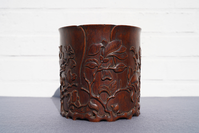 Un pot &agrave; pinceaux en bois sculpt&eacute; &agrave; d&eacute;cor de magnolias, prob. Qing