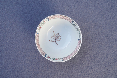 Une tasse et soucoupe en porcelaine de Chine famille rose coquille d'oeuf, Yongzheng