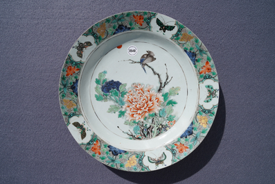 Un plat en porcelaine de Chine famille verte &agrave; d&eacute;cor de papillons et fleurs, Kangxi