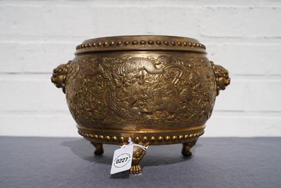 Un br&ucirc;le-parfum tripod en bronze dor&eacute;, marque de Qianlong, 19/20&egrave;me