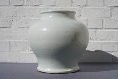 Un vase en porcelaine blanc de Chine au couvercle et socle en bois, Ming
