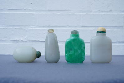 Four Chinese white and celadon jade snuff bottles, 19/20th C.