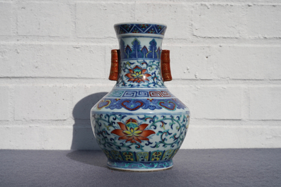 Un vase 'hu' en porcelaine de Chine doucai, marque de Qianlong, 19/20&egrave;me