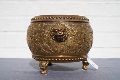 Un br&ucirc;le-parfum tripod en bronze dor&eacute;, marque de Qianlong, 19/20&egrave;me