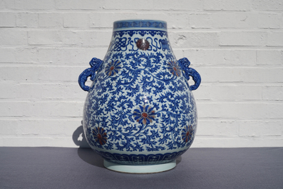 Un vase 'hu' en porcelaine de Chine bleu, blanc et rouge de cuivre, marque de Qianlong, 19/20&egrave;me