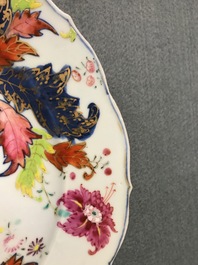Vijf stukken Chinees famille rose porselein met 'pseudo tabaksbladeren' decor, Qianlong